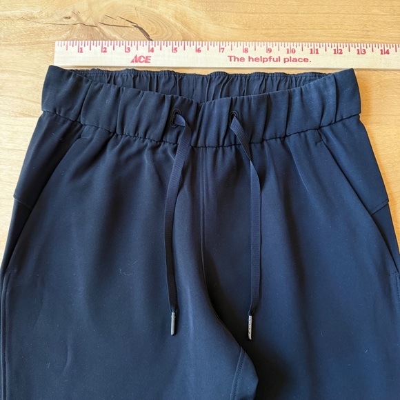 LULULEMON ON THE FLY PANTS TRAVEL WOVEN PULL ON POCKETS WORKOUT ATHLEISURE 2 - Picture 7 of 11
